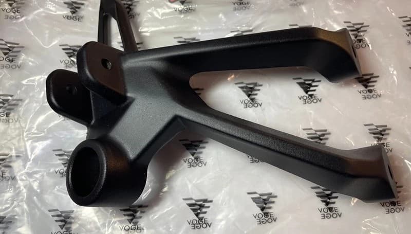 312180152-0001 supporto pedalina passeggero destra originale Voge Brivido 125R 125 R